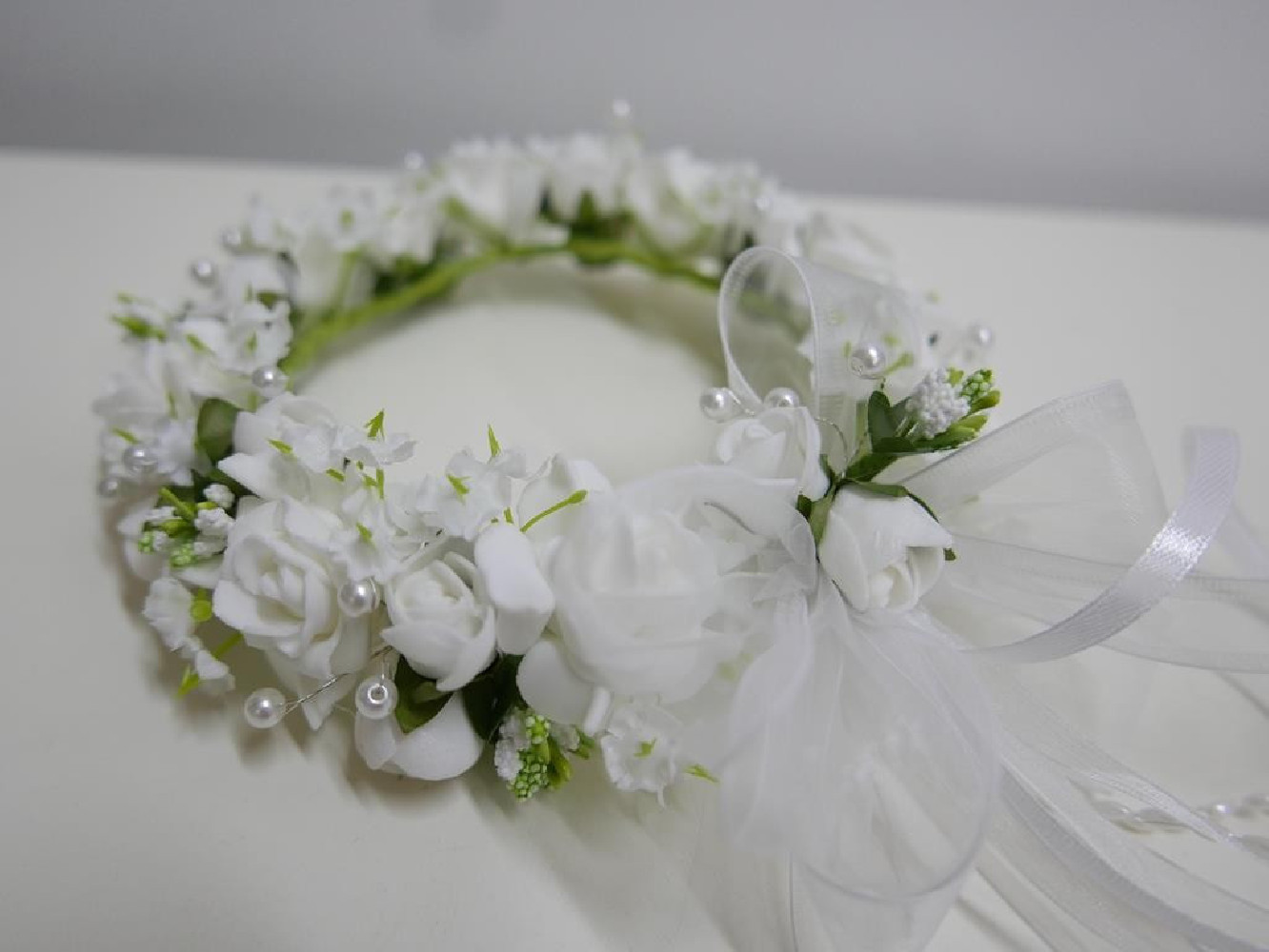 Biały z zielonym wianek  na koczek z kokardą