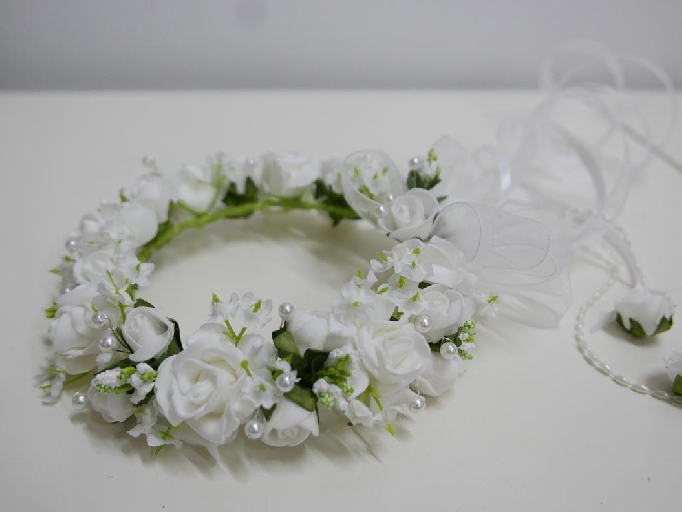 Biały z zielonym wianek  na koczek z kokardą