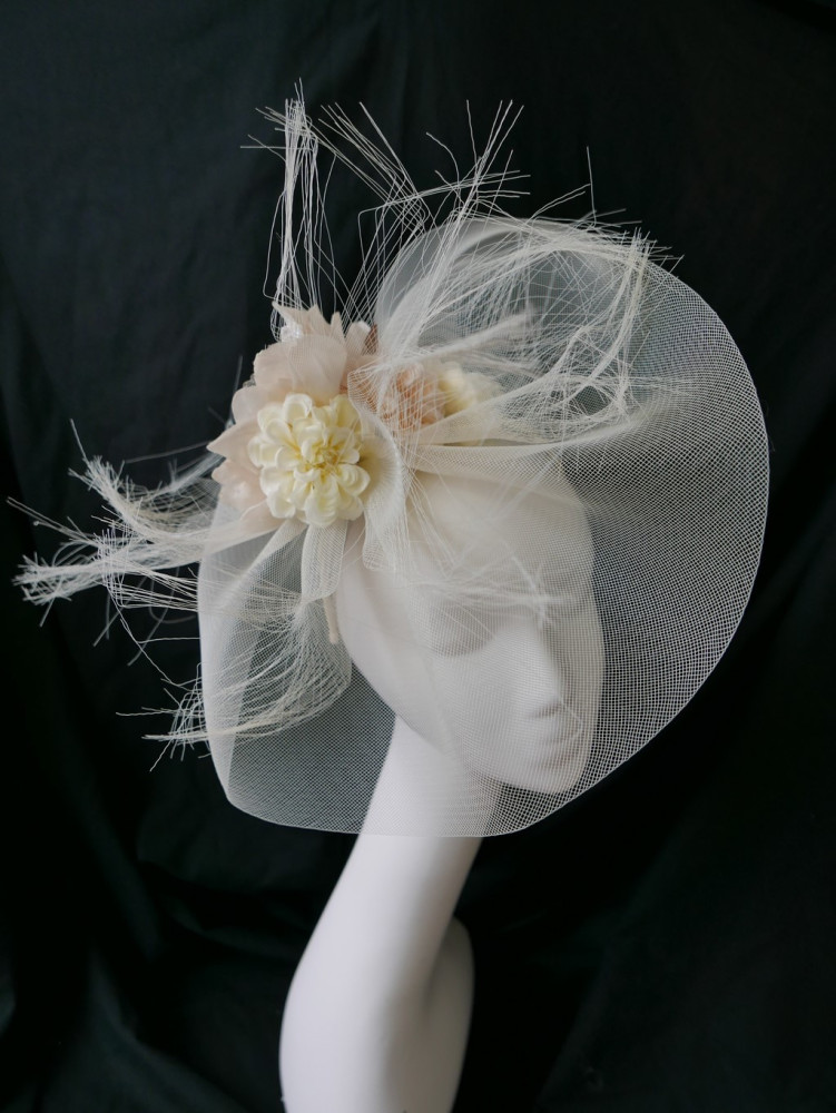 Marla kremowo morelowy szałowy kapelusz fascynator wizytowy