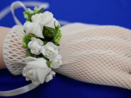 Bransoletka, kotylion z kwiatów, biały z zielenią bukiecik