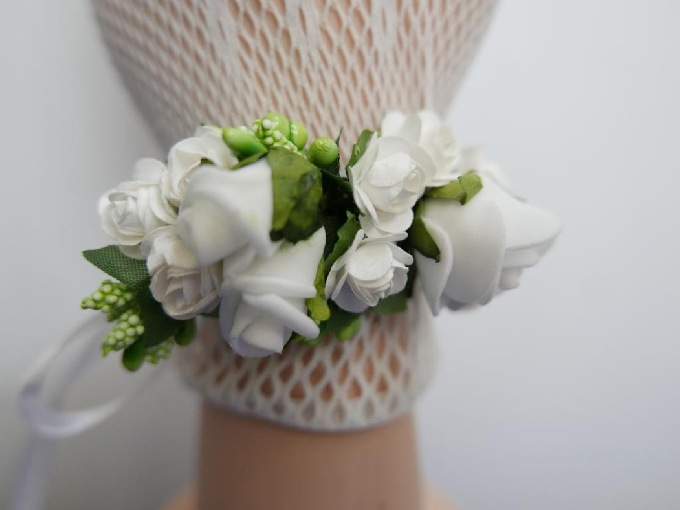 Bransoletka, kotylion z kwiatów, biały z zielenią bukiecik