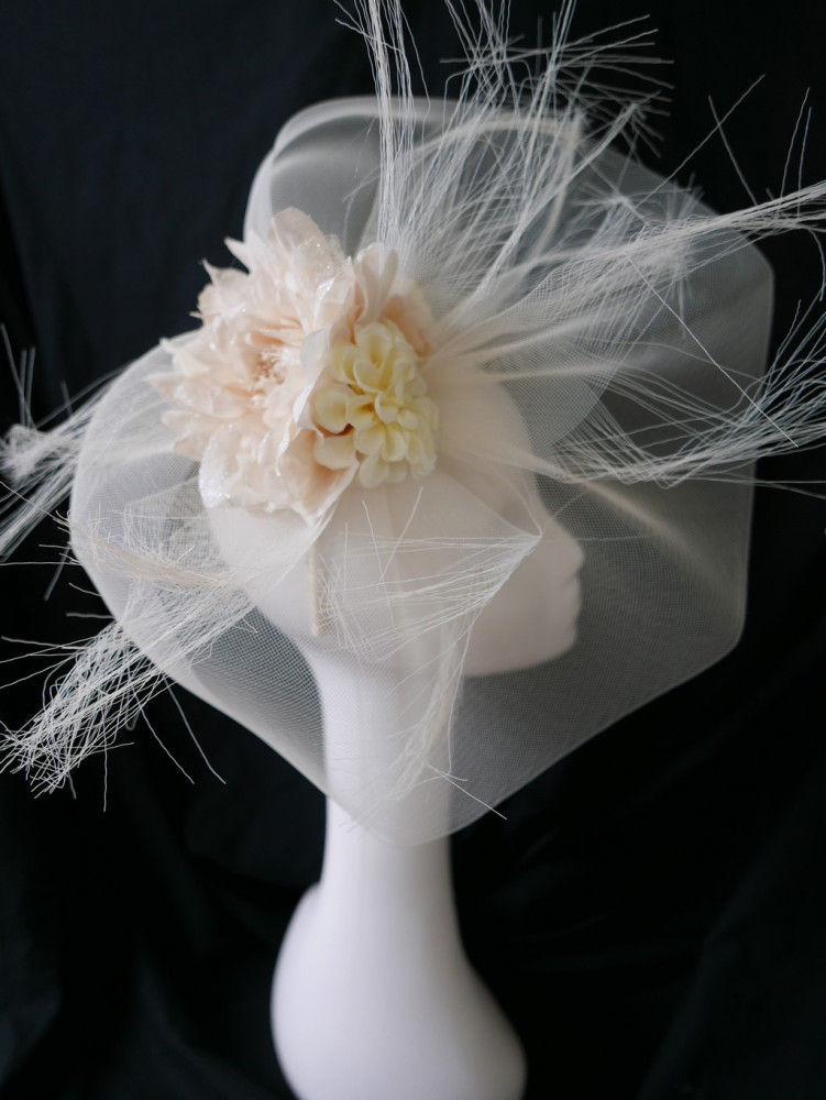 Marla kremowo morelowy szałowy kapelusz fascynator wizytowy