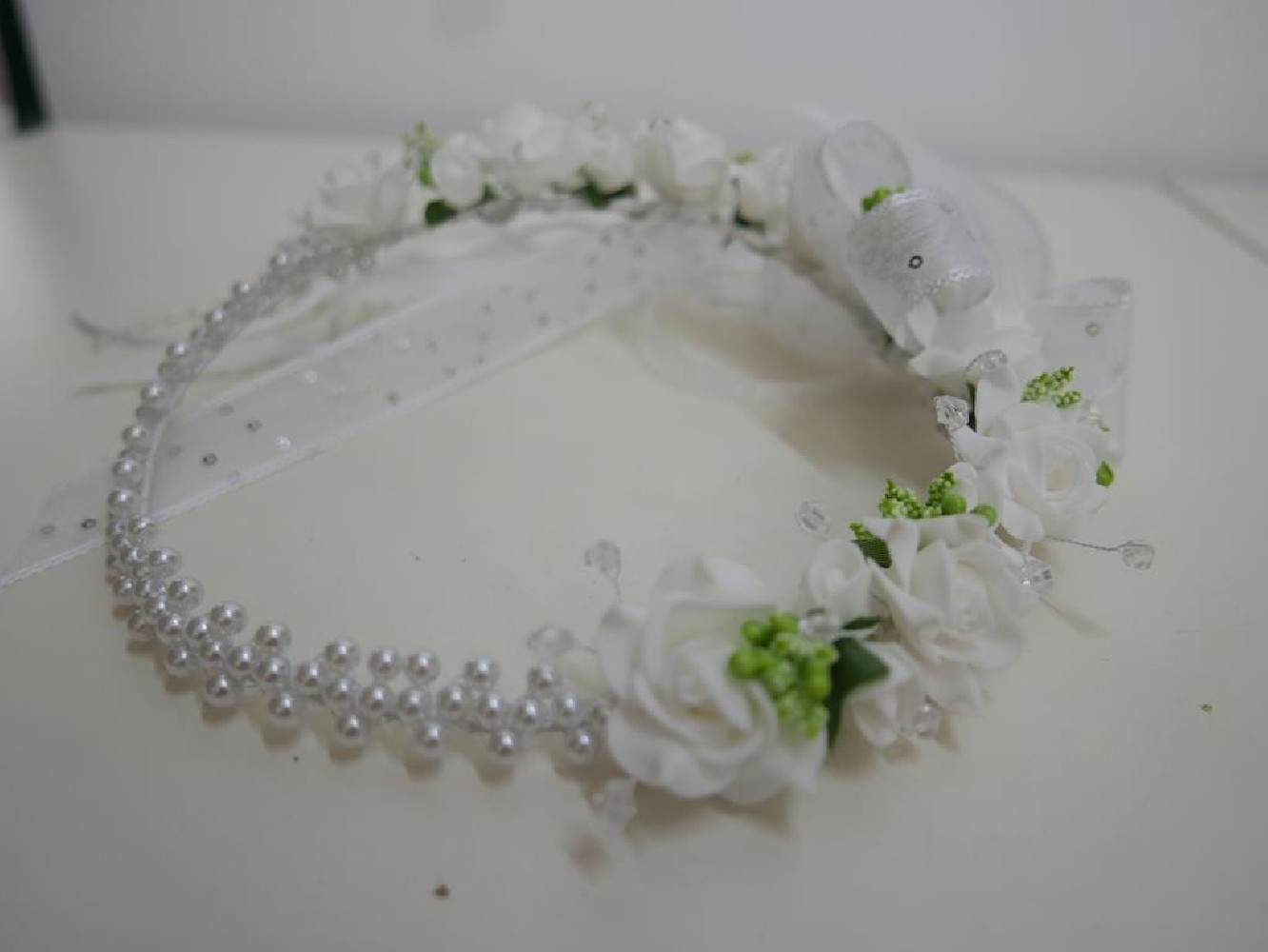 Biało zielony wianek jak żywy z perłami na czoło z kokardą