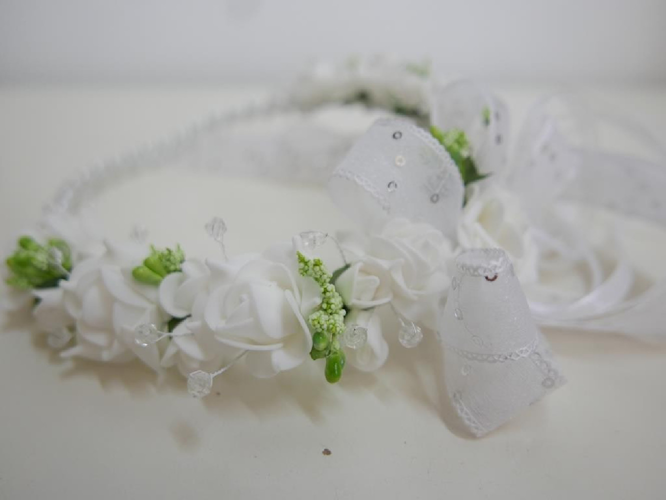 Biało zielony wianek jak żywy z perłami na czoło z kokardą