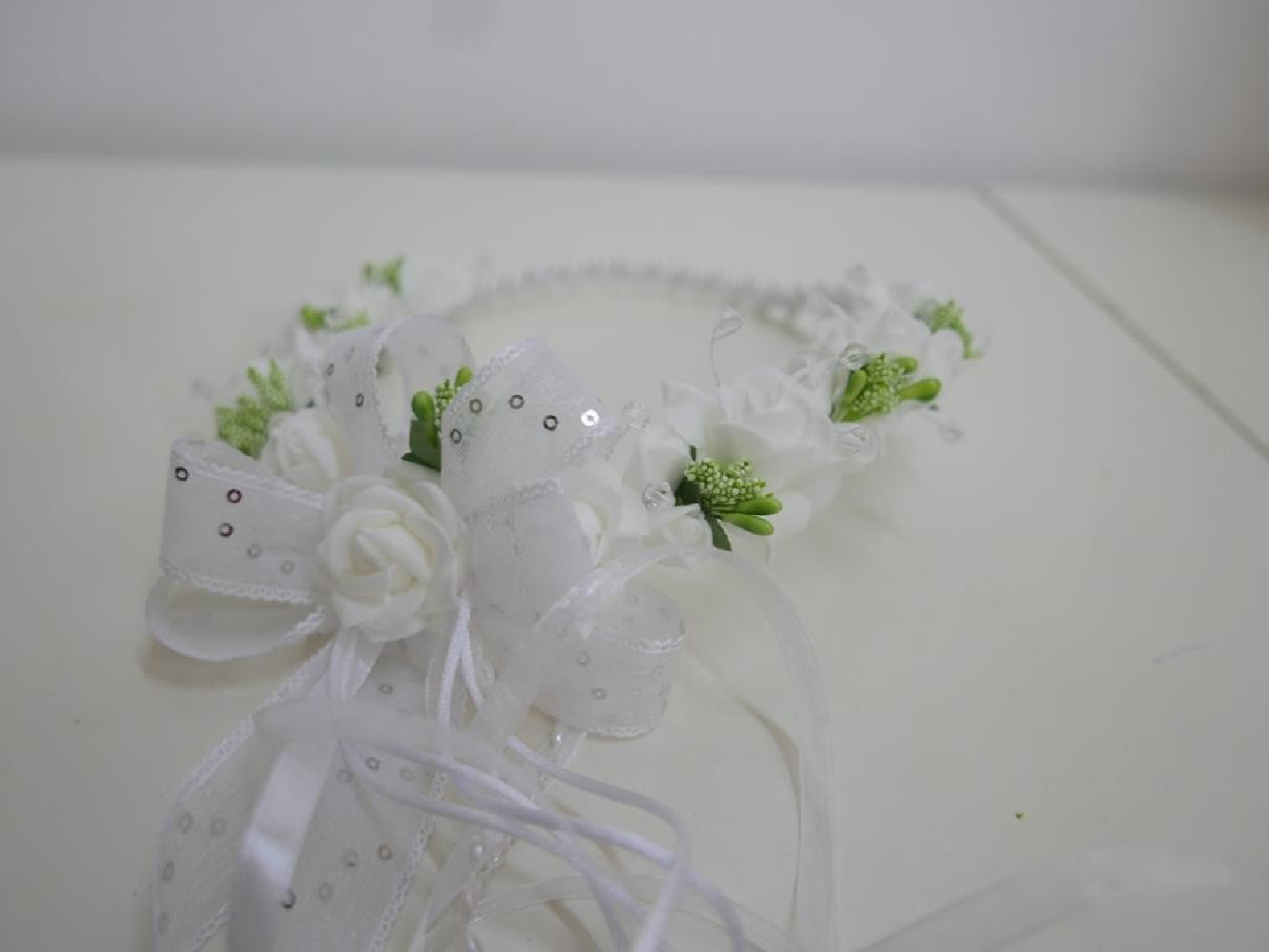 Biało zielony wianek jak żywy z perłami na czoło z kokardą