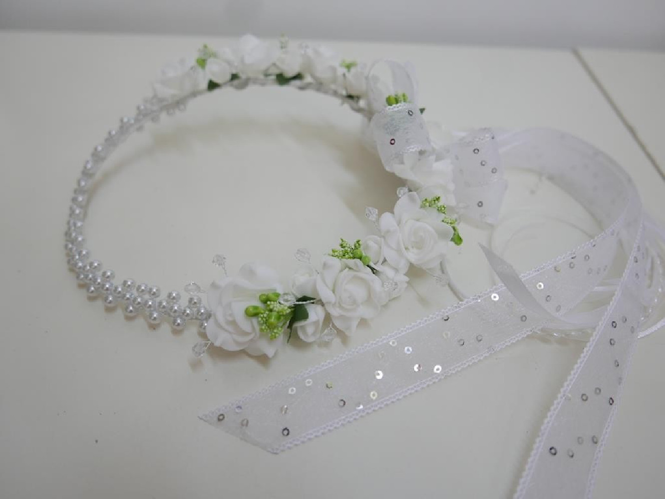 Biało zielony wianek jak żywy z perłami na czoło z kokardą