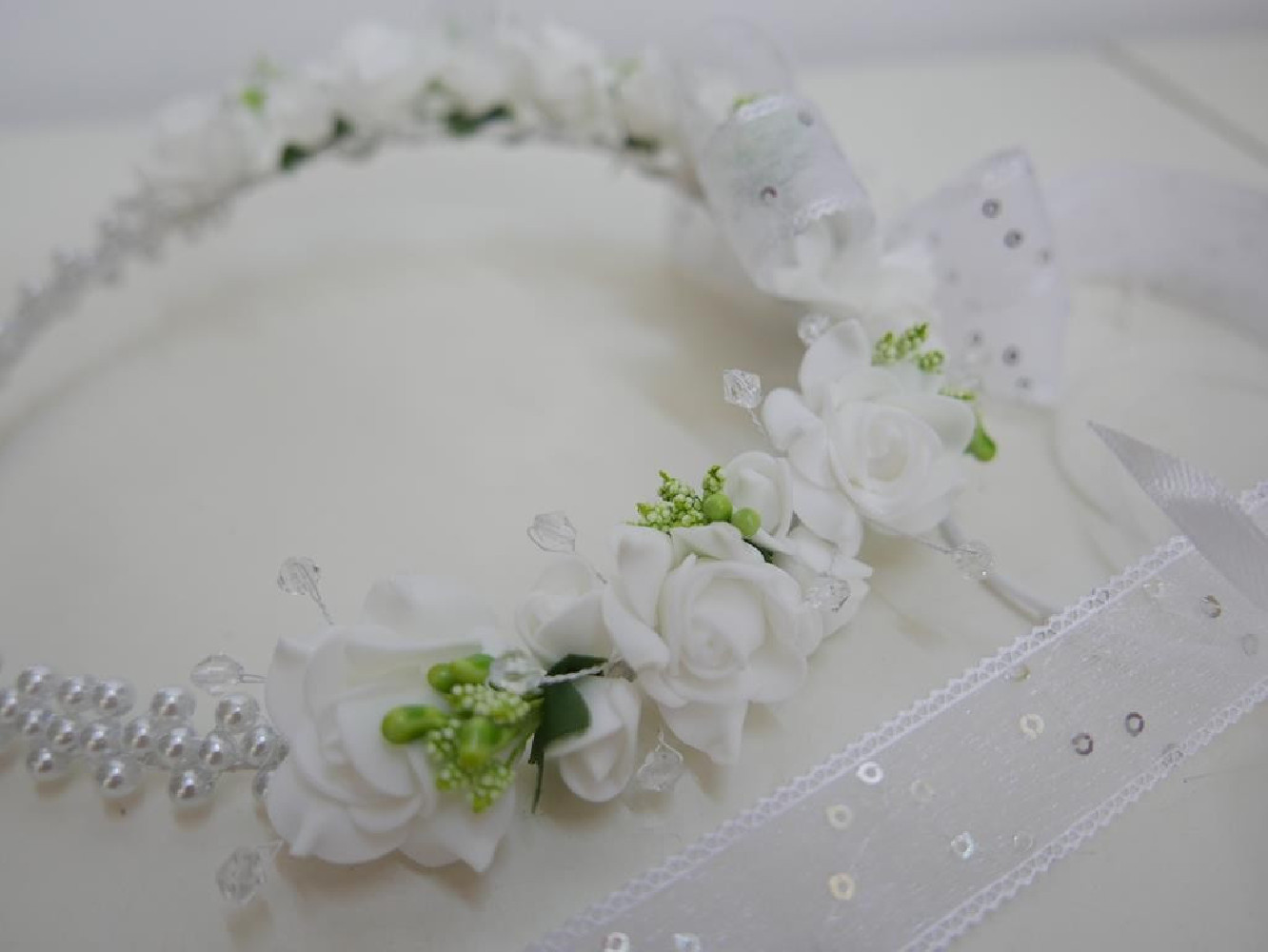 Biało zielony wianek jak żywy z perłami na czoło z kokardą