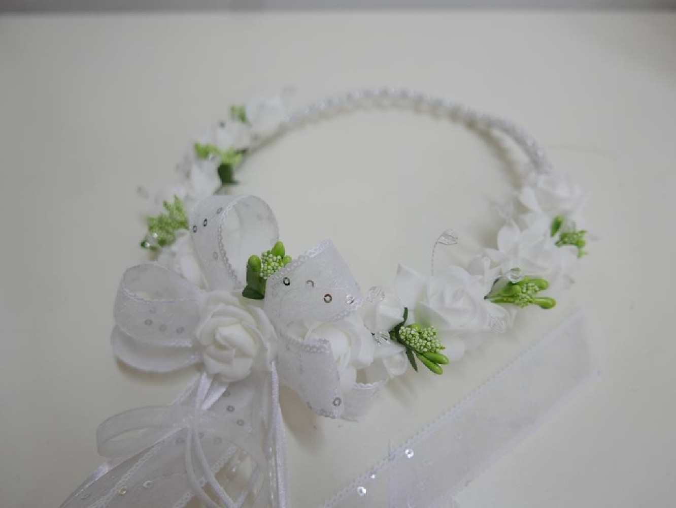 Biało zielony wianek jak żywy z perłami na czoło z kokardą