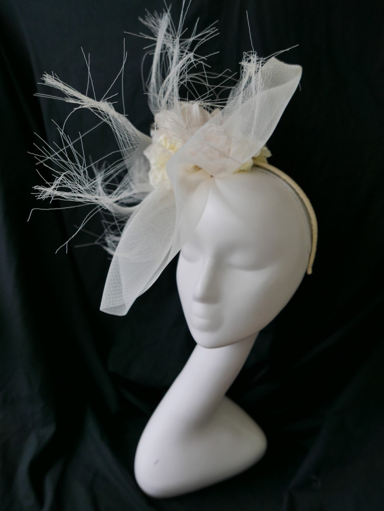 Marla kremowo morelowy szałowy kapelusz fascynator wizytowy