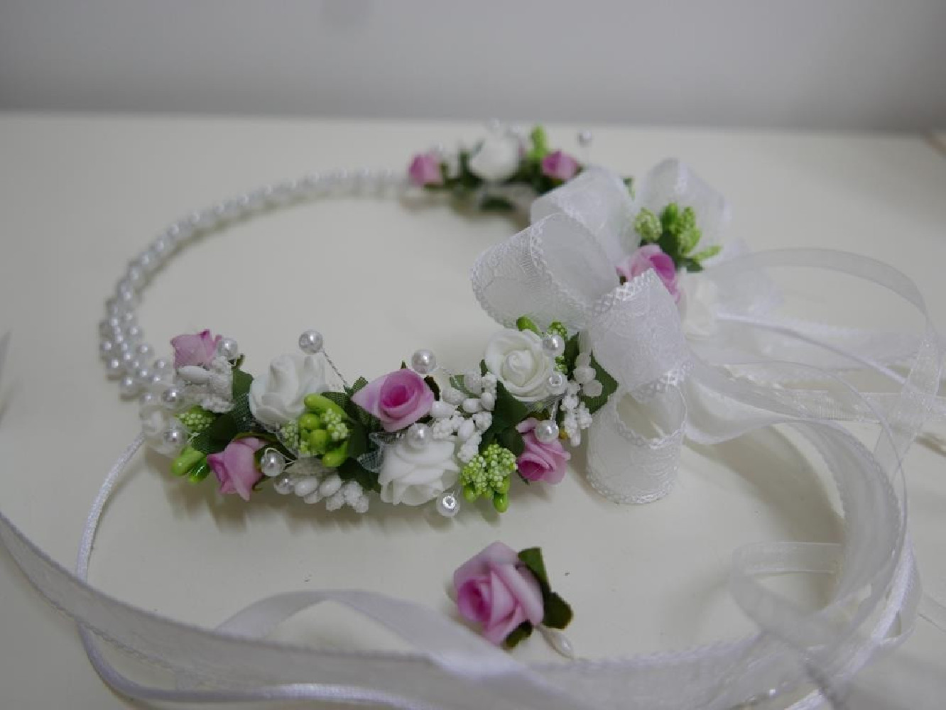 Biało różowy wianek jak żywy z perłami na czoło z kokardą
