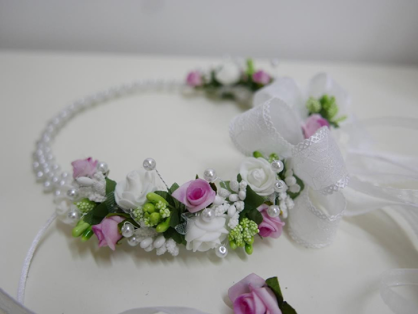 Biało różowy wianek jak żywy z perłami na czoło z kokardą