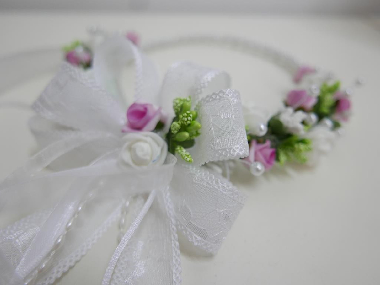Biało różowy wianek jak żywy z perłami na czoło z kokardą