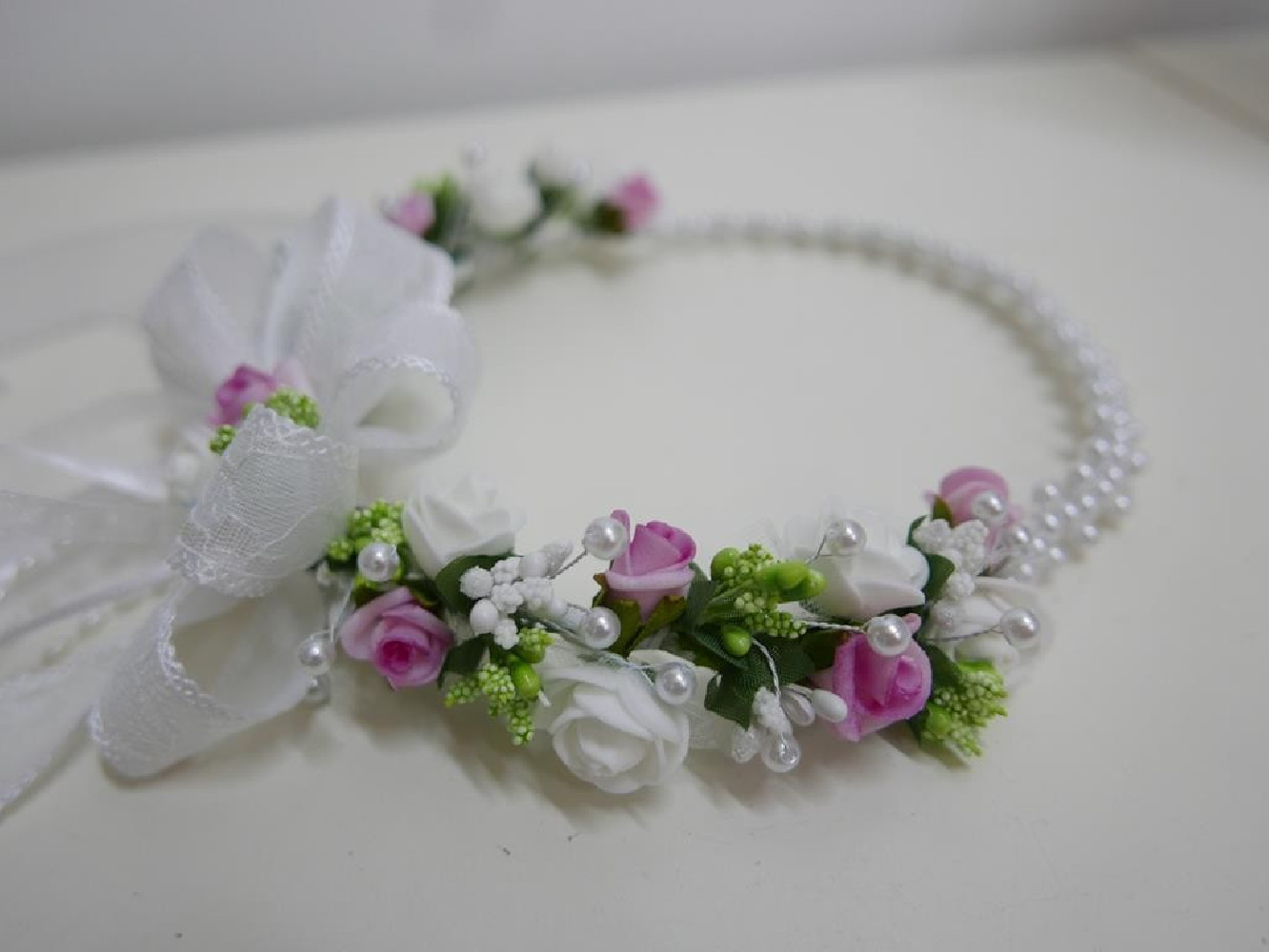 Biało różowy wianek jak żywy z perłami na czoło z kokardą