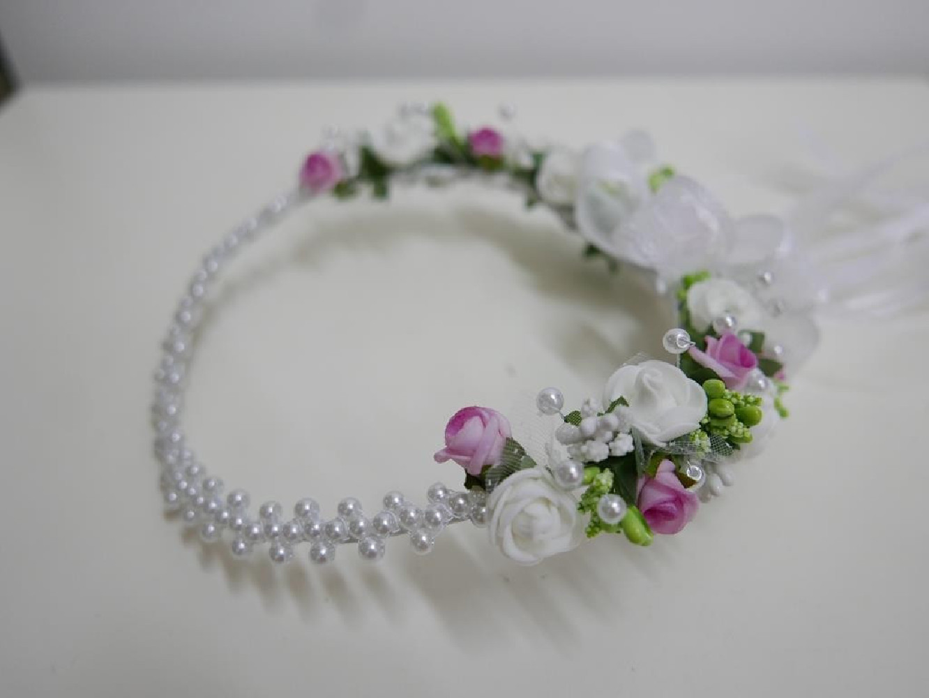 Biało różowy wianek jak żywy z perłami na czoło z kokardą
