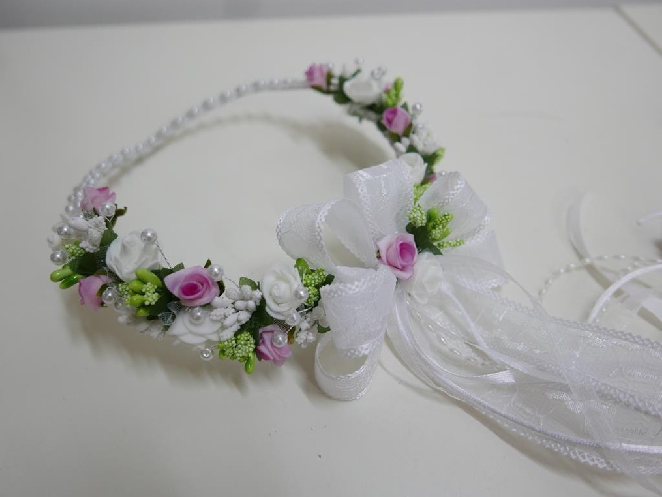 Biało różowy wianek jak żywy z perłami na czoło z kokardą