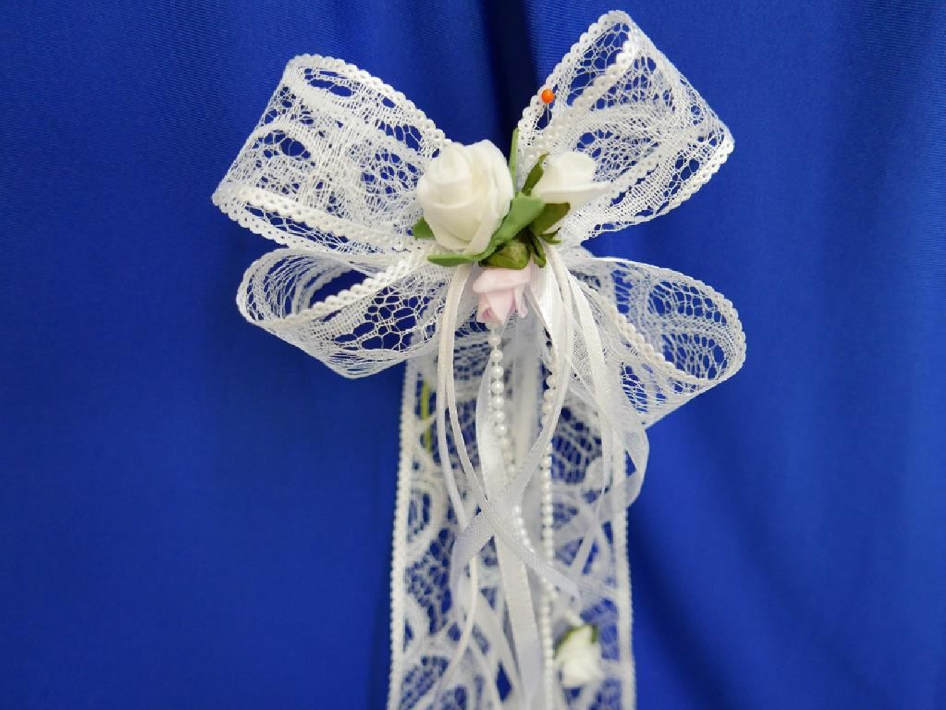 Kokarda do wianka komunijnego z różem koronka