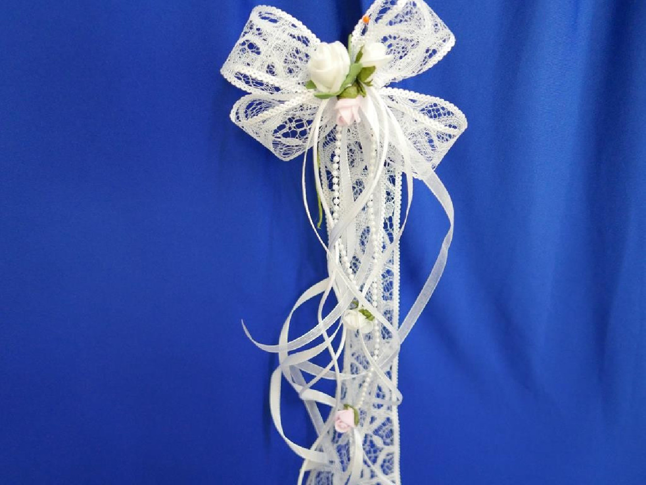 Kokarda do wianka komunijnego z różem koronka