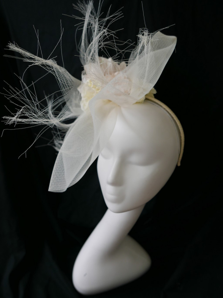 Marla kremowo morelowy szałowy kapelusz fascynator wizytowy