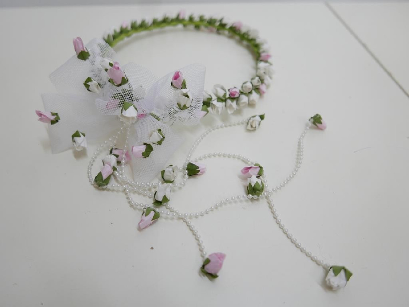 Biało różowy wianek z kokardą