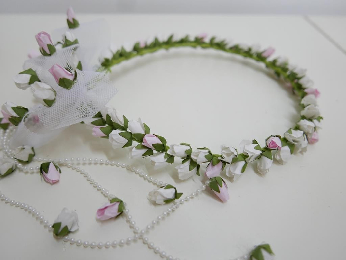 Biało różowy wianek z kokardą