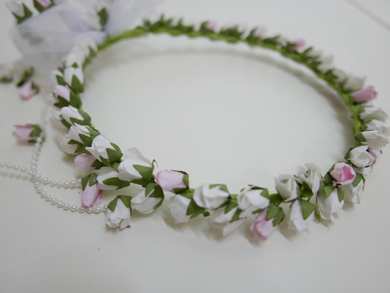 Biało różowy wianek z kokardą