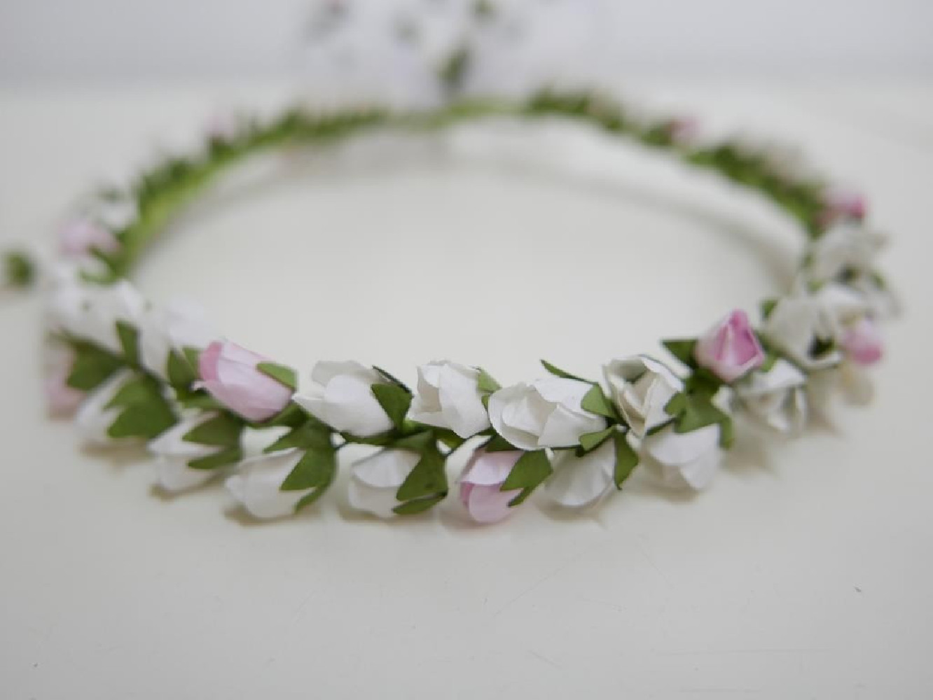 Biało różowy wianek z kokardą