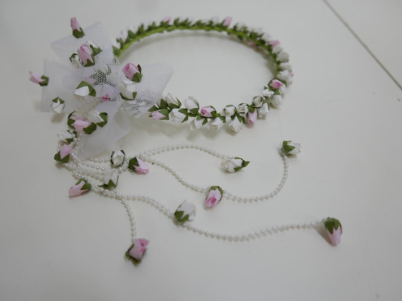 Biało różowy wianek z kokardą