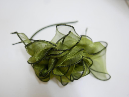 Oliwkowo zielony fascynator z organzy na przepasce