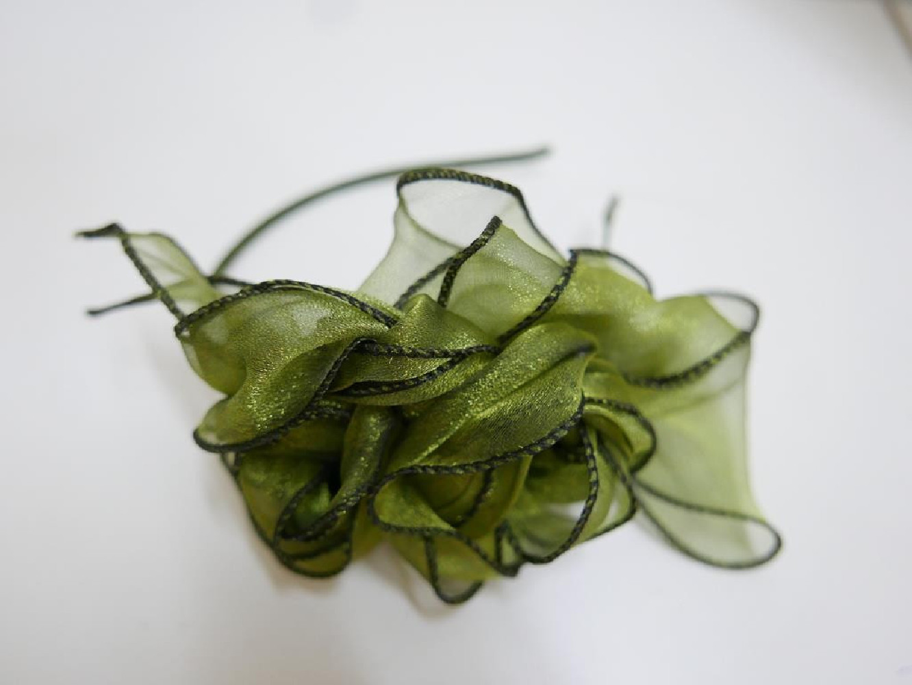 Oliwkowo zielony fascynator z organzy na przepasce