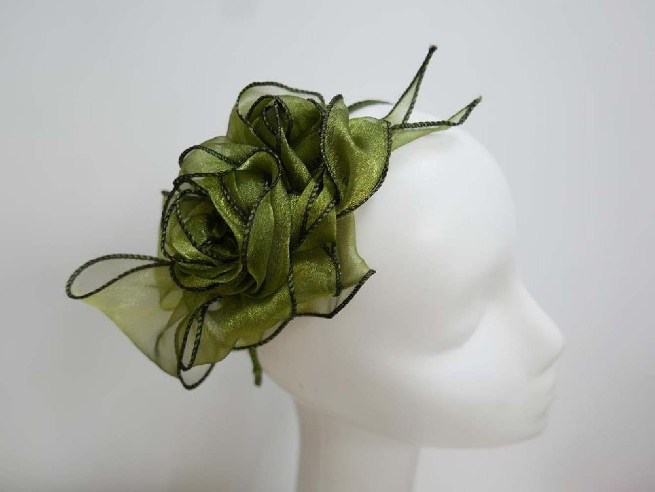 Oliwkowo zielony fascynator z organzy na przepasce