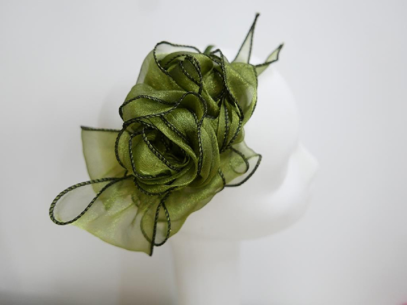 Oliwkowo zielony fascynator z organzy na przepasce