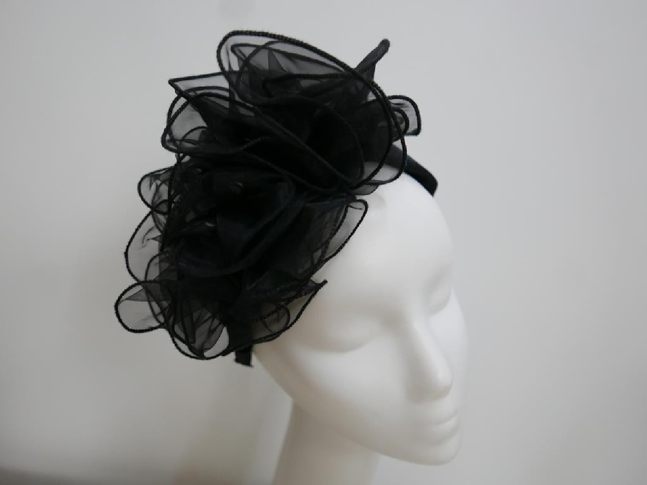 Czarny fascynator z organzy na przepasce