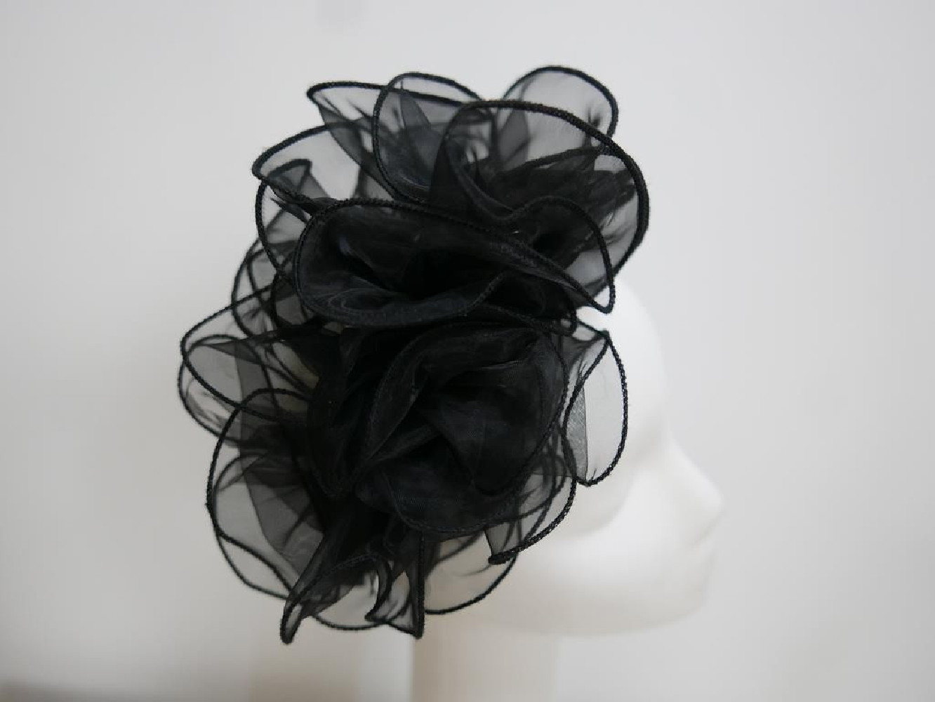 Czarny fascynator z organzy na przepasce