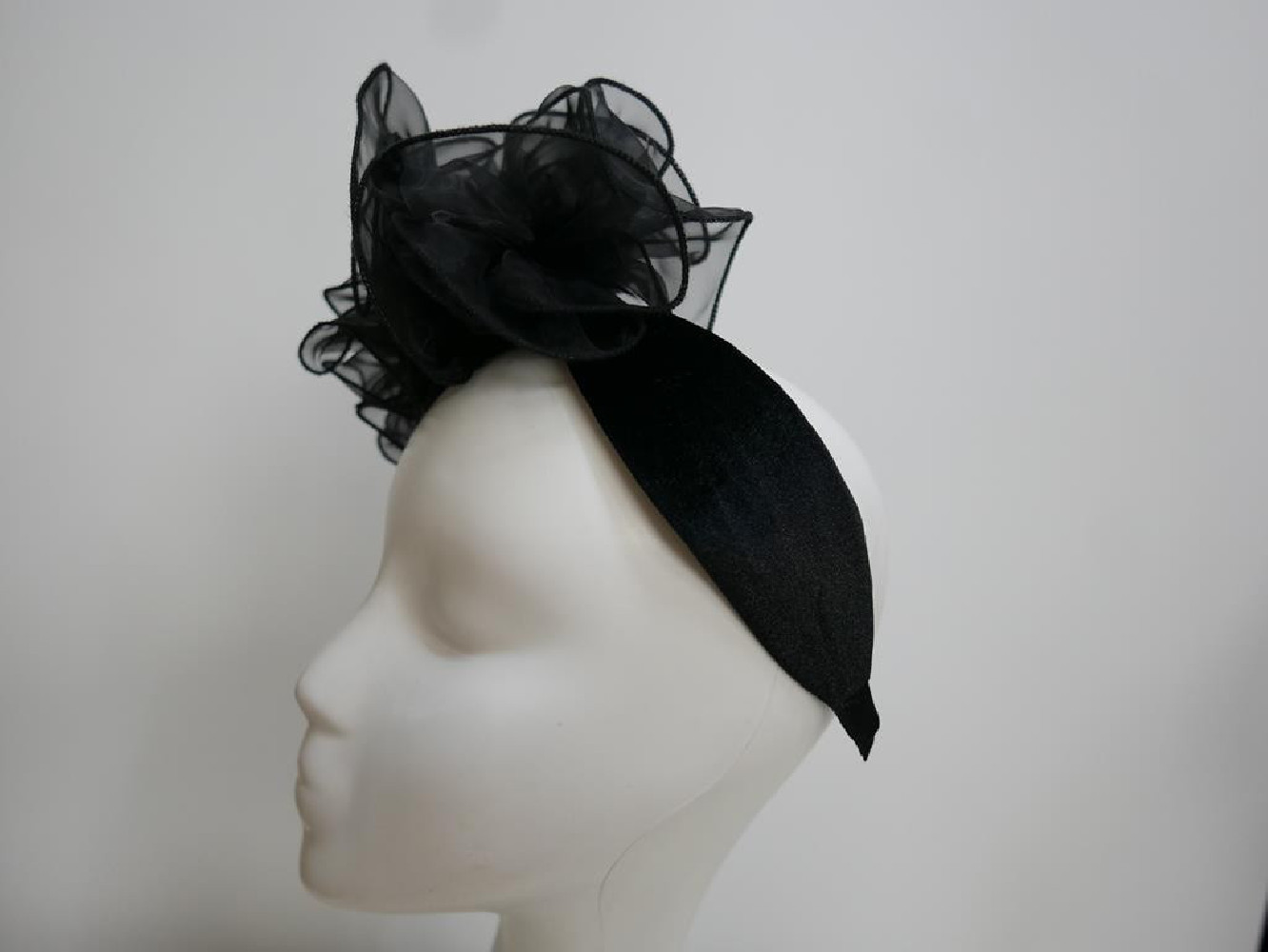 Czarny fascynator z organzy na przepasce