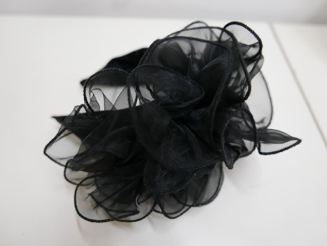 Czarny fascynator z organzy na przepasce