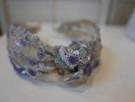 Beżowo liliowa- cekinowy haft opaska tkanina