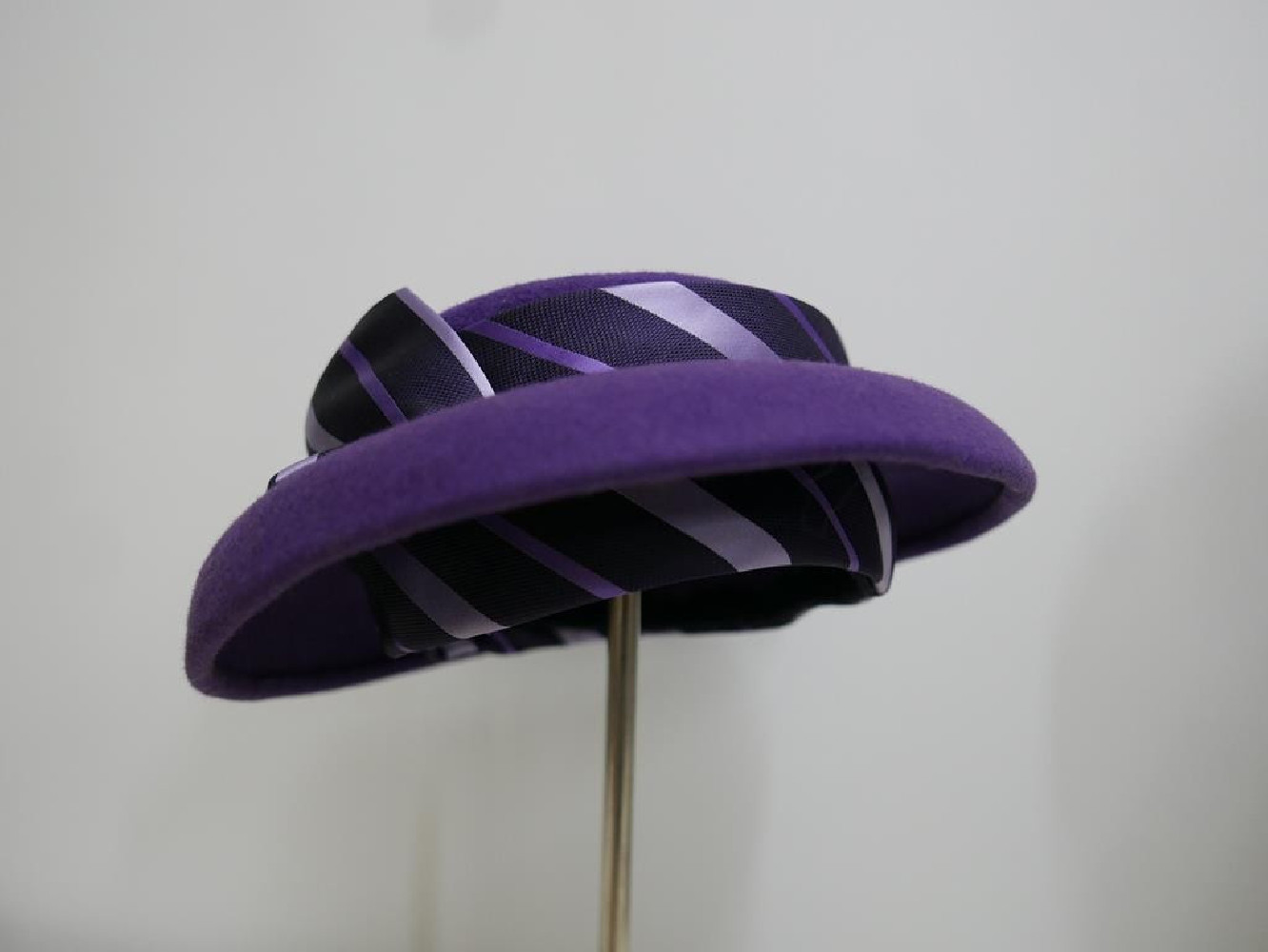 Viola fioletowy kapelusz toczek filc tkanina 55-57 cm