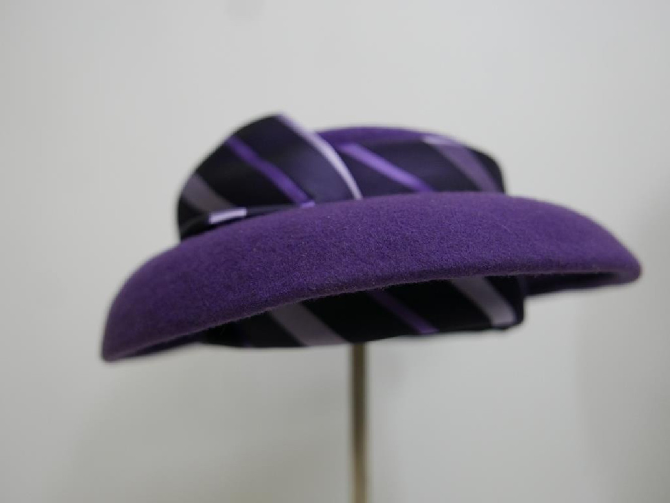 Viola fioletowy kapelusz toczek filc tkanina 55-57 cm