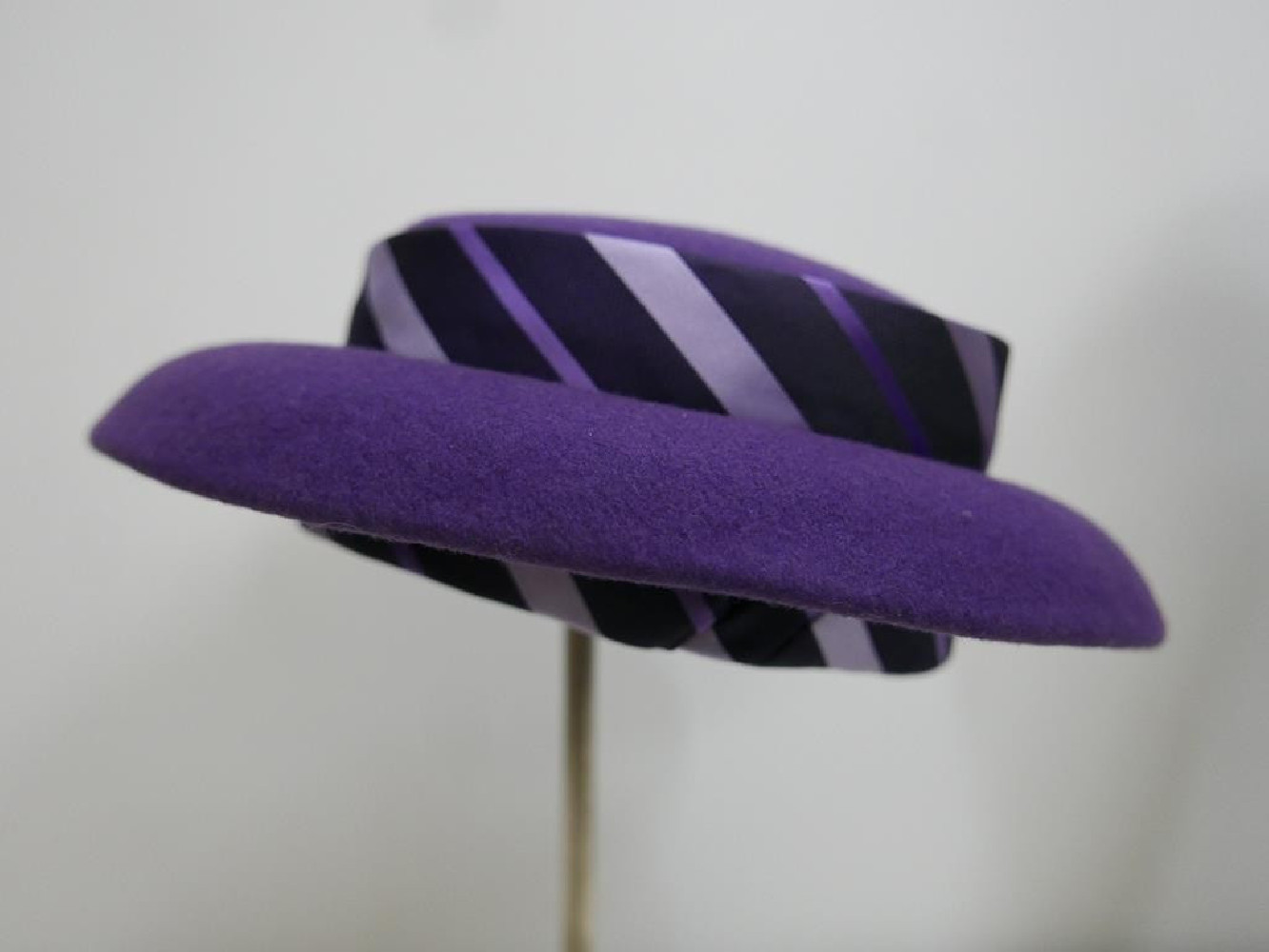 Viola fioletowy kapelusz toczek filc tkanina 55-57 cm