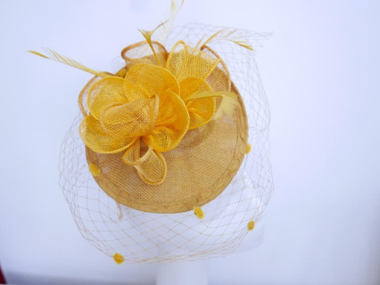 Miodowy fascynator z woalką na przepasce