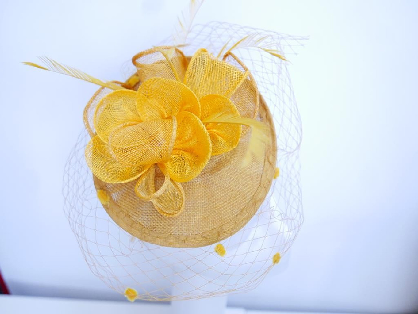 Miodowy fascynator z woalką na przepasce