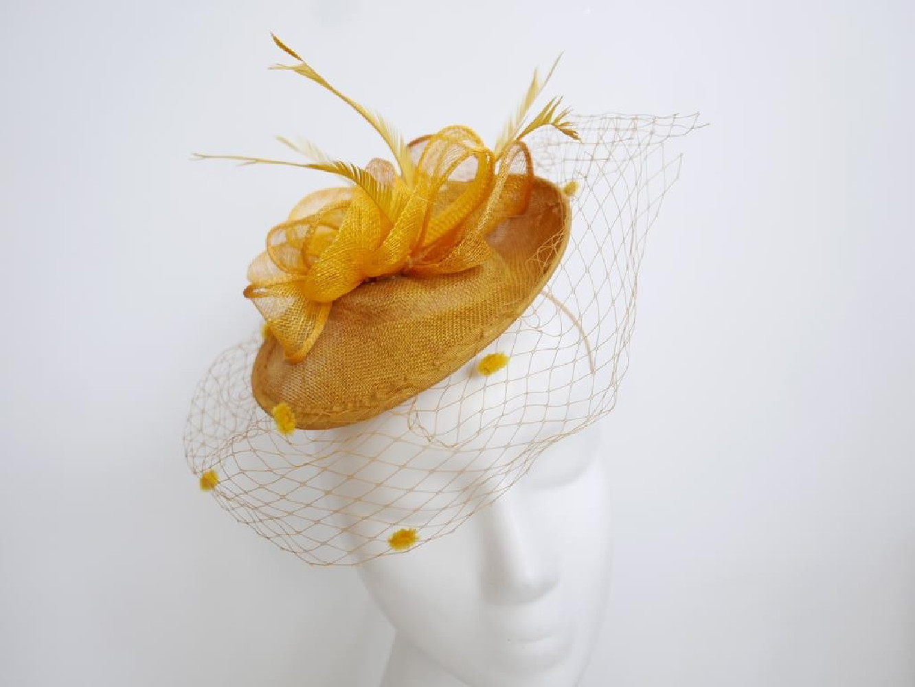 Miodowy fascynator z woalką na przepasce