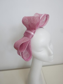 Różowy fascynator z sinamay na przepasce