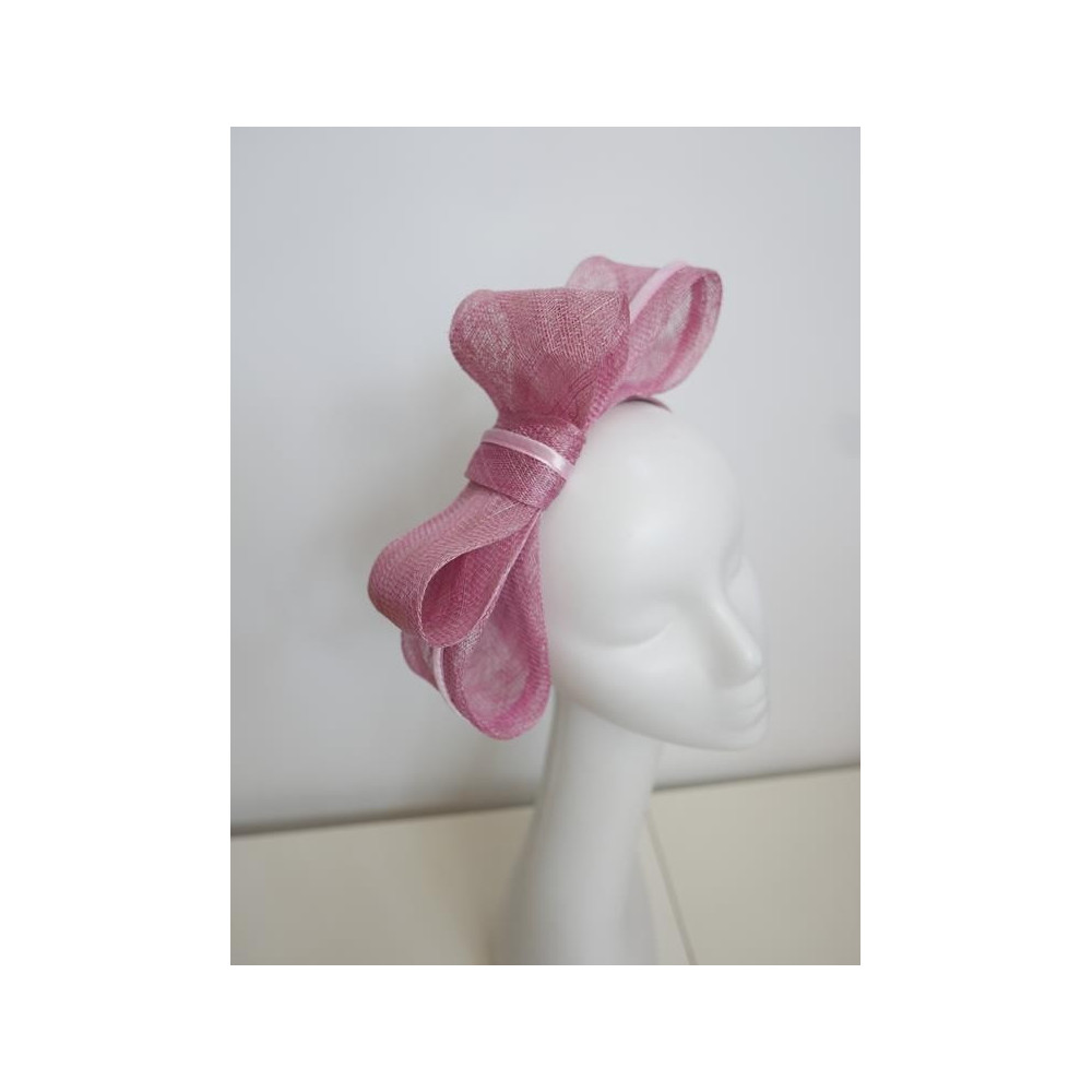 Różowy fascynator z sinamay na przepasce