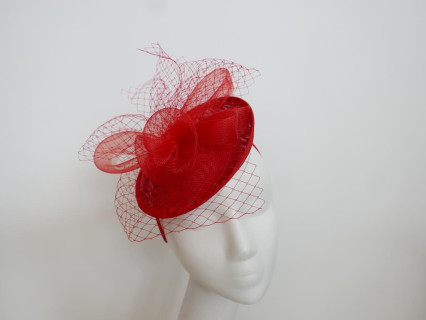 Czerwony fascynator z woalką na przepasce