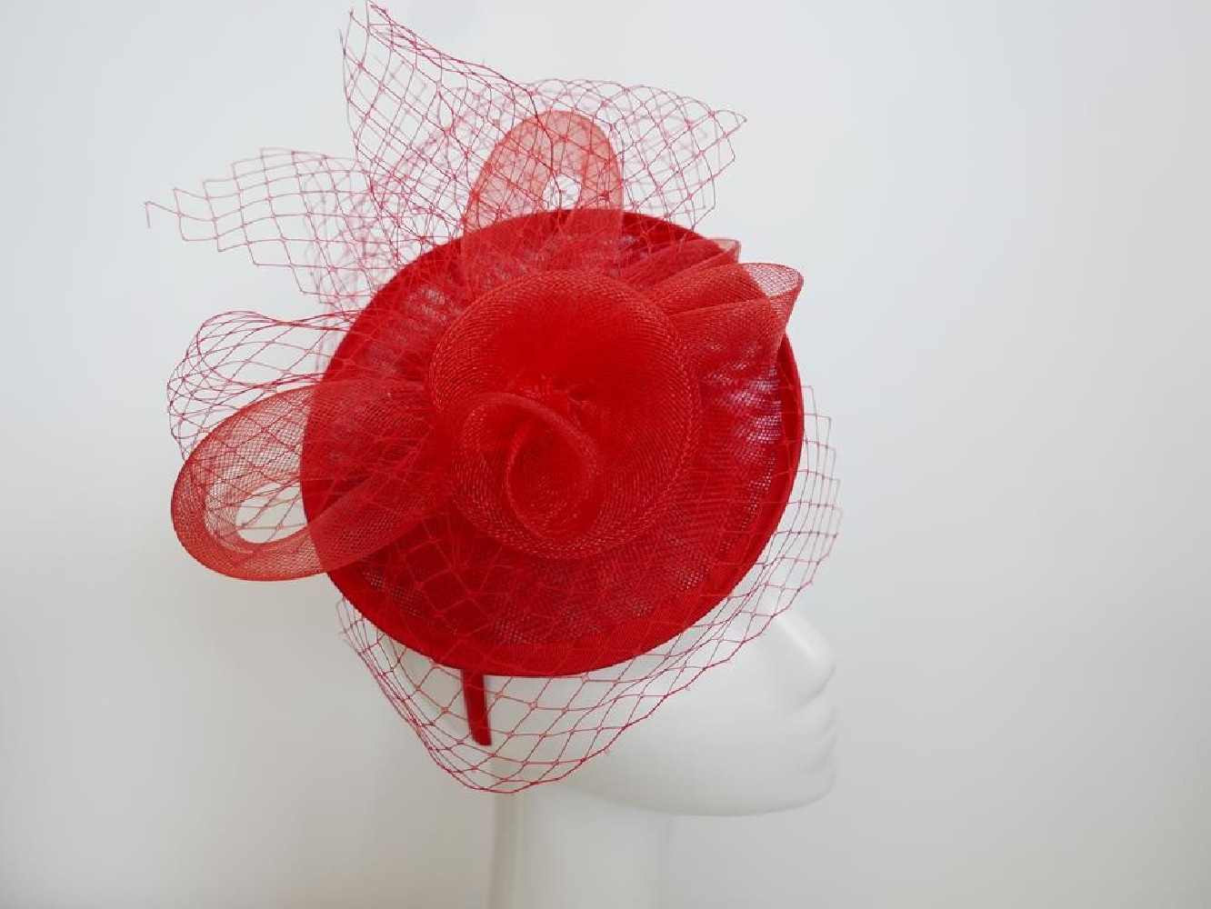 Czerwony fascynator z woalką na przepasce