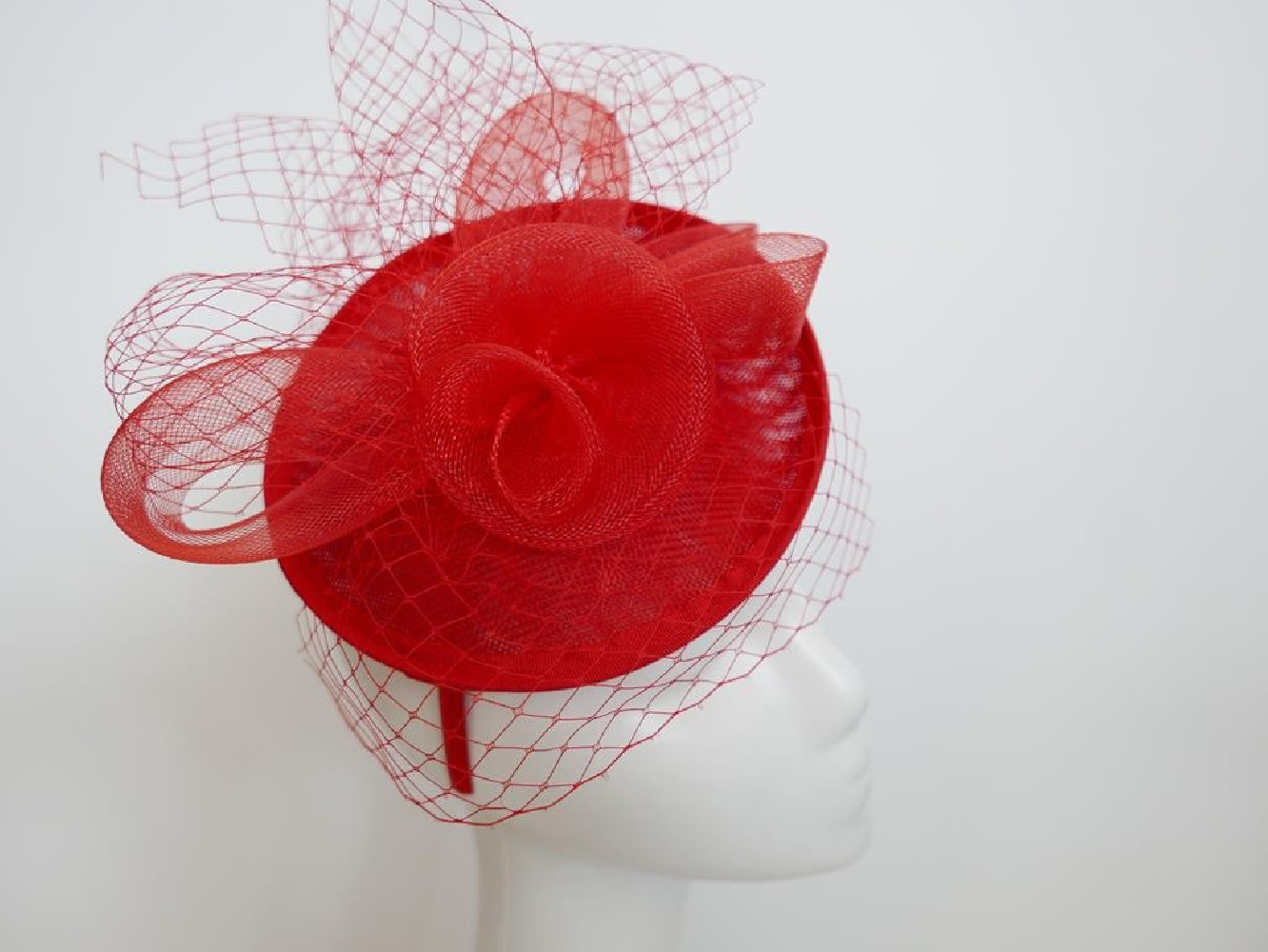 Czerwony fascynator z woalką na przepasce