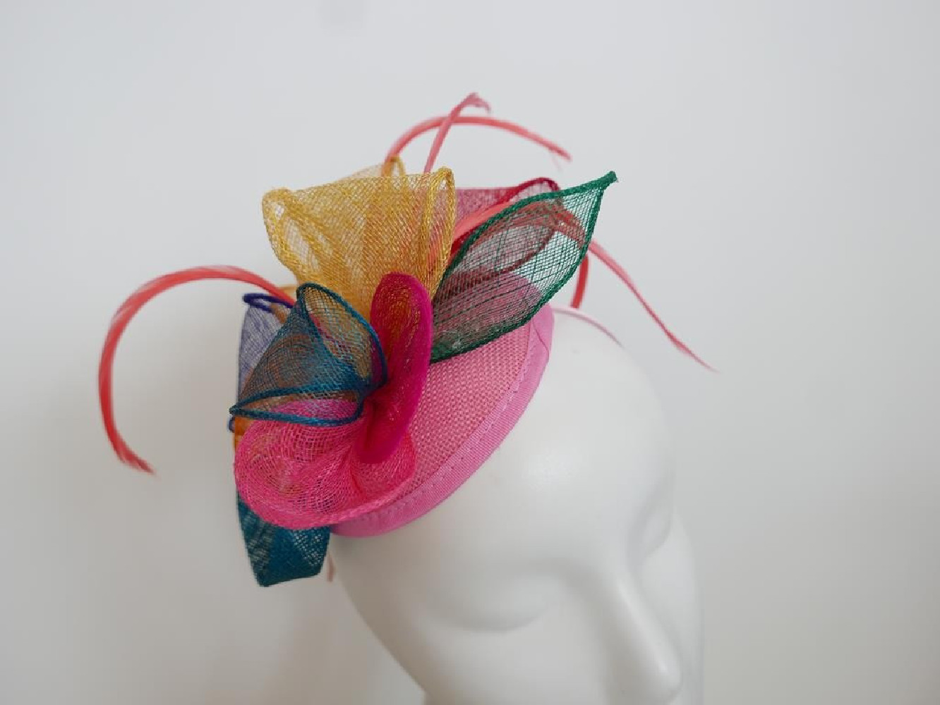 Multikolor fascynator z piórami na przepasce