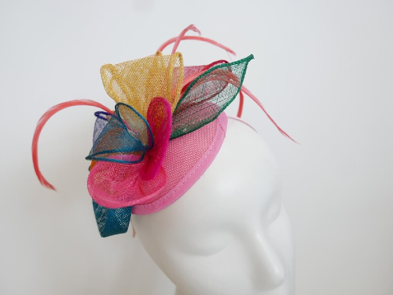 Multikolor fascynator z piórami na przepasce