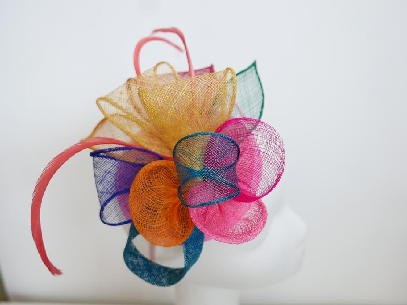 Multikolor fascynator z piórami na przepasce